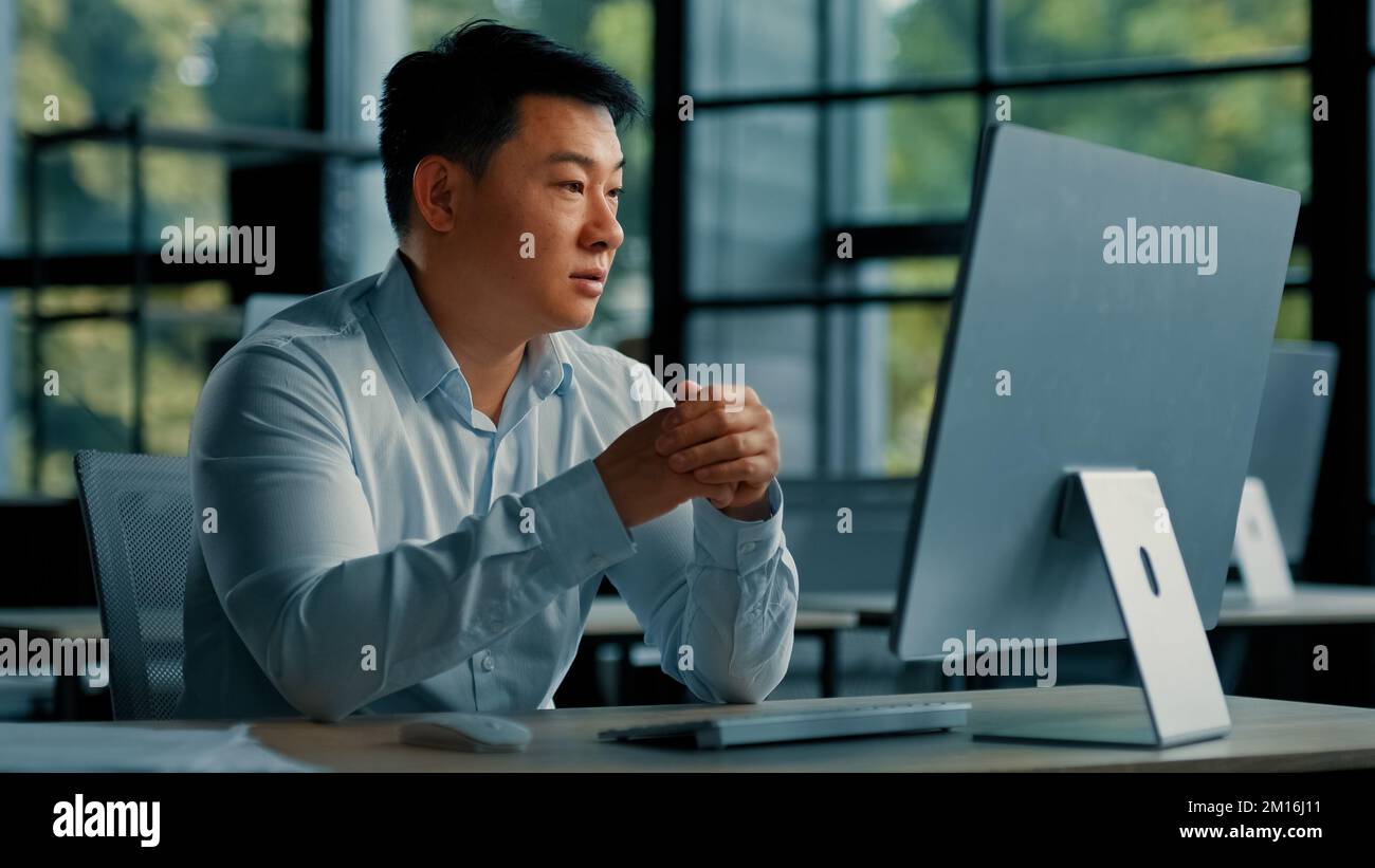 Homme d'affaires asiatique consultant employé de bureau recruteur communiquant à distance avec le client conférence vidéo chat homme d'affaires chinois avocat travail sur Banque D'Images