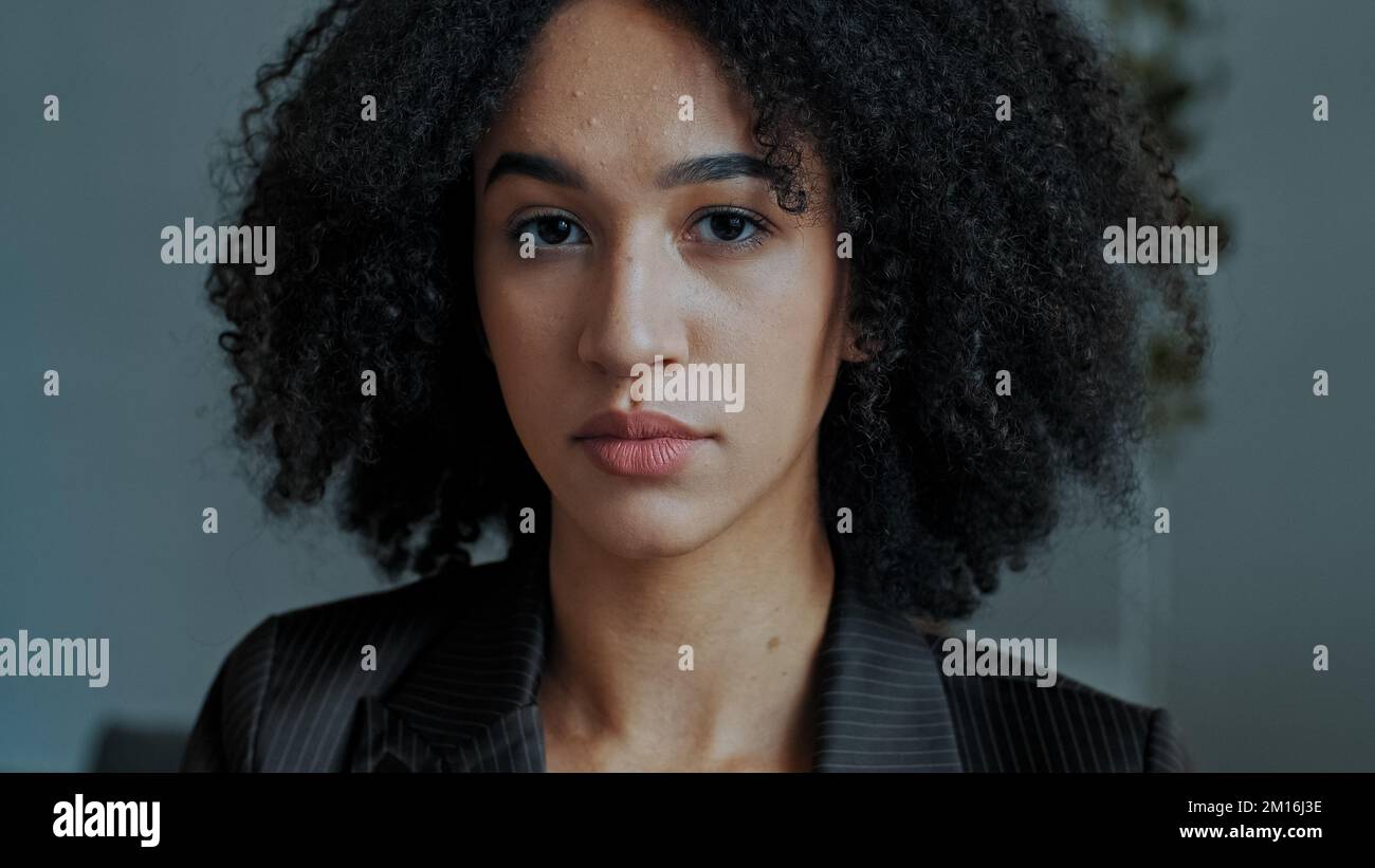 Portrait triste femme africain ethnique américaine jeune étudiante sérieuse anxieuse regardant la caméra frustrée inquiet au sujet de la rupture divorce bouleversé déprimé Banque D'Images