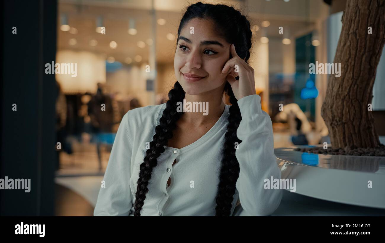 Moyen-orientale arabian latina dame étudiant shopper posant dans le centre commercial femme avec branché toron de coiffure beau visage magnifique ethnique fille Banque D'Images