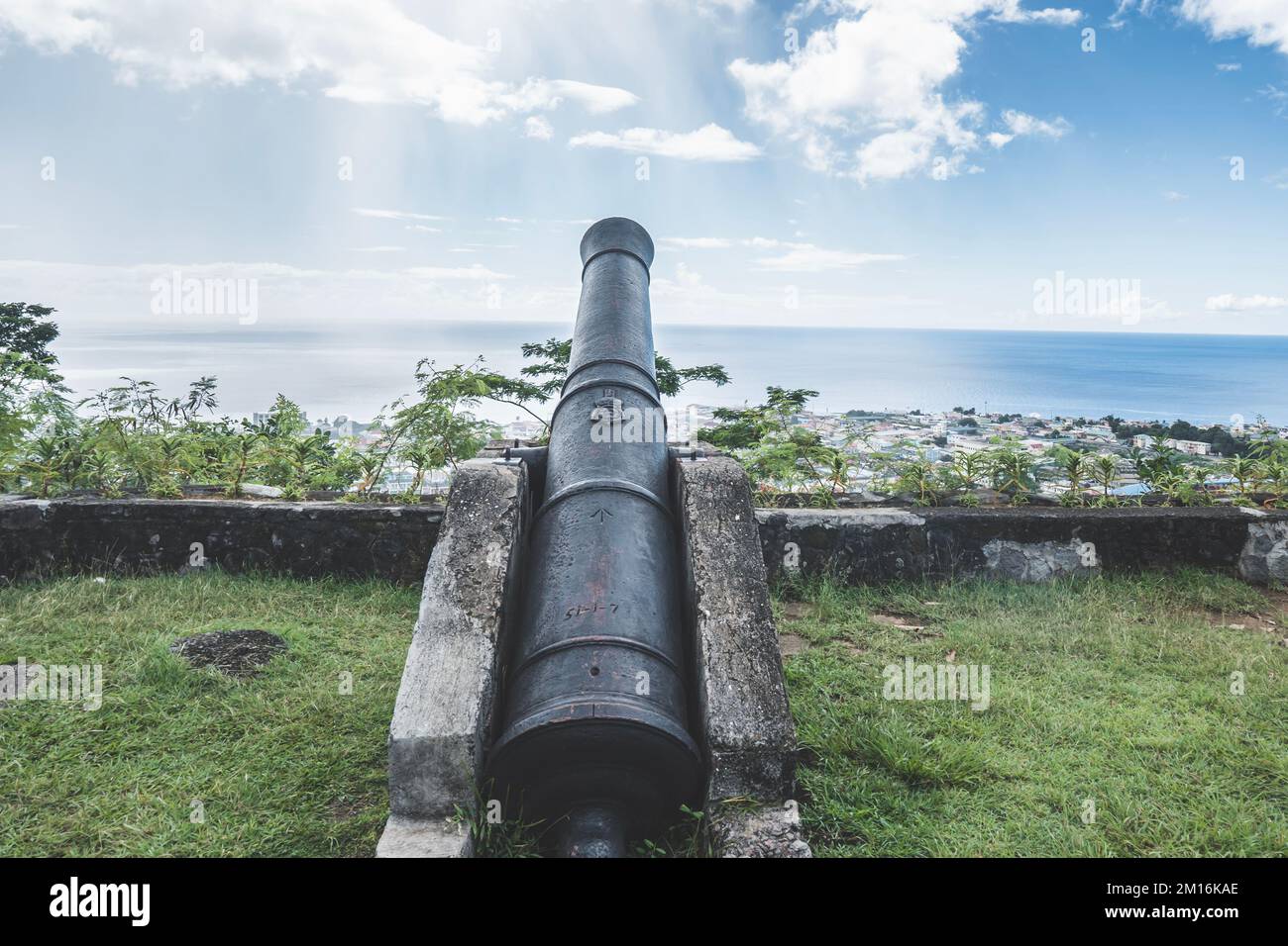 Vieux canon en fer noir vintage face à l'océan Atlantique dans la capitale de la Dominique, Roseau Banque D'Images