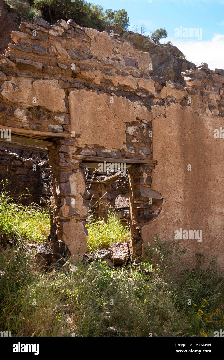 Photographie de l'ancien sanatorium au Sanatorium de Dripping Springs au Monument national des montagnes Organ-Desert Peaks lors d'une belle journée d'automne. Banque D'Images