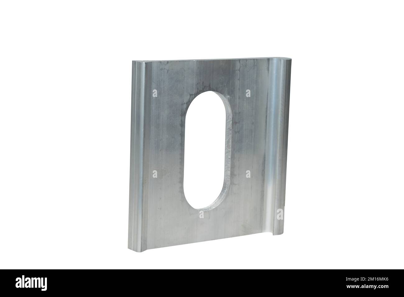 Un seul tirant en aluminium extrudé en J gris isolé sur un fond blanc Banque D'Images