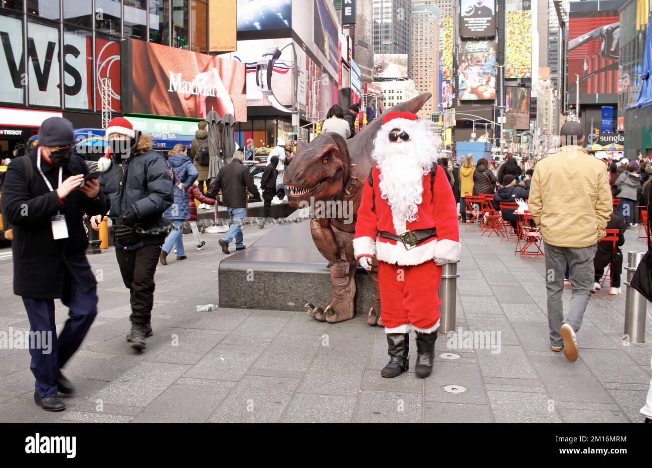 New York, États-Unis. 10th décembre 2022. (NOUVEAU) Santacon 2022 NYC. 10 décembre 2022, New York, Etats-Unis: SantaCon est une convention charitable, non politique et absurde du Père Noël qui se produit une fois par an pour répandre la joie absurde où de nombreuses personnes s'habillent dans des costumes du Père Noël qui défilent dans les rues de New York. Cet événement de‚„ aura lieu samedi (10). Les gens vont aussi dans les bars pour boire, manger et s'amuser les uns avec les autres.Credit: Niyi Fote/Thenews2 (Credit image: © Niyi Fote/TheNEWS2 via ZUMA Press Wire) Credit: ZUMA Press, Inc./Alay Live News Banque D'Images