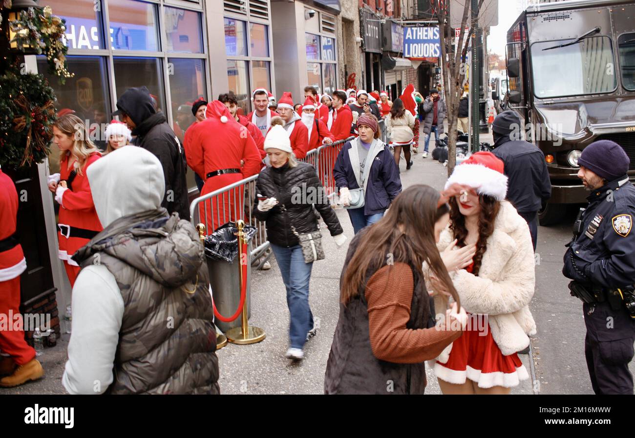 New York, États-Unis. 10th décembre 2022. (NOUVEAU) Santacon 2022 NYC. 10 décembre 2022, New York, Etats-Unis: SantaCon est une convention charitable, non politique et absurde du Père Noël qui se produit une fois par an pour répandre la joie absurde où de nombreuses personnes s'habillent dans des costumes du Père Noël qui défilent dans les rues de New York. Cet événement de‚„ aura lieu samedi (10). Les gens vont aussi dans les bars pour boire, manger et s'amuser les uns avec les autres.Credit: Niyi Fote/Thenews2 (Credit image: © Niyi Fote/TheNEWS2 via ZUMA Press Wire) Credit: ZUMA Press, Inc./Alay Live News Banque D'Images