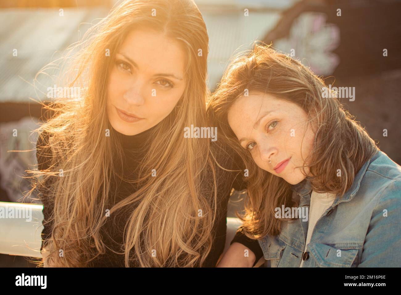 Deux filles hispaniques vêtues de vêtements décontractés, posant à l'extérieur un jour ensoleillé, le concept de la beauté Banque D'Images