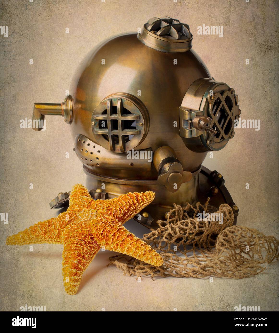 Les plongeurs en haute mer Helmet large Heavy Brass, utilisé pour l'exploration en haute mer et permet au plongeur de respirer à des profondeurs énormes. Starfish et filet de pêche. Encore la vie. Banque D'Images