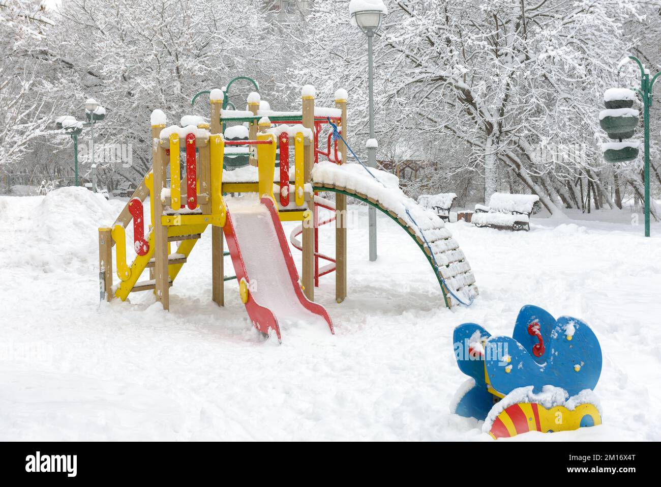 Terrain de jeu en hiver, Moscou, Russie. Parc déserté en chute de neige, vue panoramique sur un terrain de jeu vide sous la neige. Thème du temps hivernal, de la nature, de la neige Banque D'Images