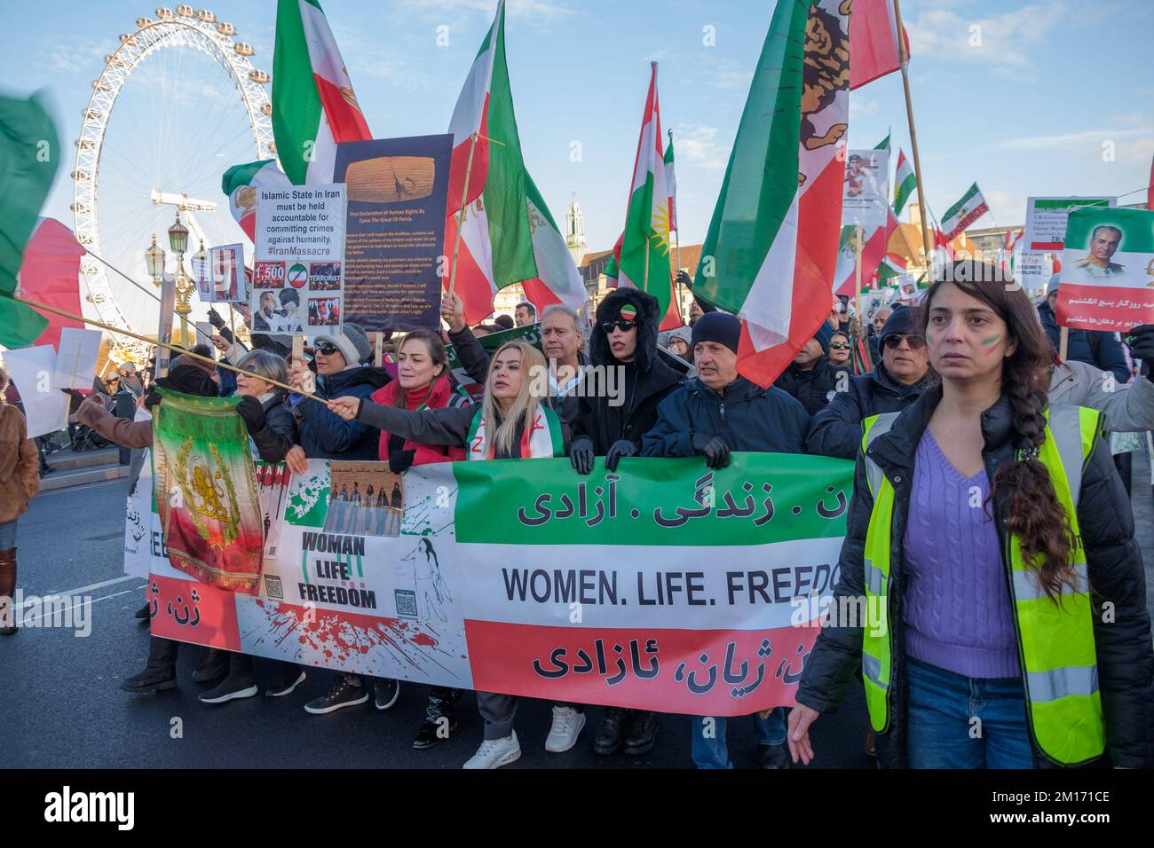 Londres, Royaume-Uni. 10 décembre 2022. Les Iraniens et les partisans défilent à Londres avec le slogan « Women Life Freedom » pour soutenir la poursuite des manifestations en Iran à la suite de la mort de la femme kurde Jina Mahsa Amini aux mains de la police de la moralité et demandant un changement de régime. Les manifestants ont condamné la répression et l'arrestation continues et la pendaison de Mohsen Shekari et ont appelé à la libération des prisonniers. Peter Marshall/Alay Live News Banque D'Images
