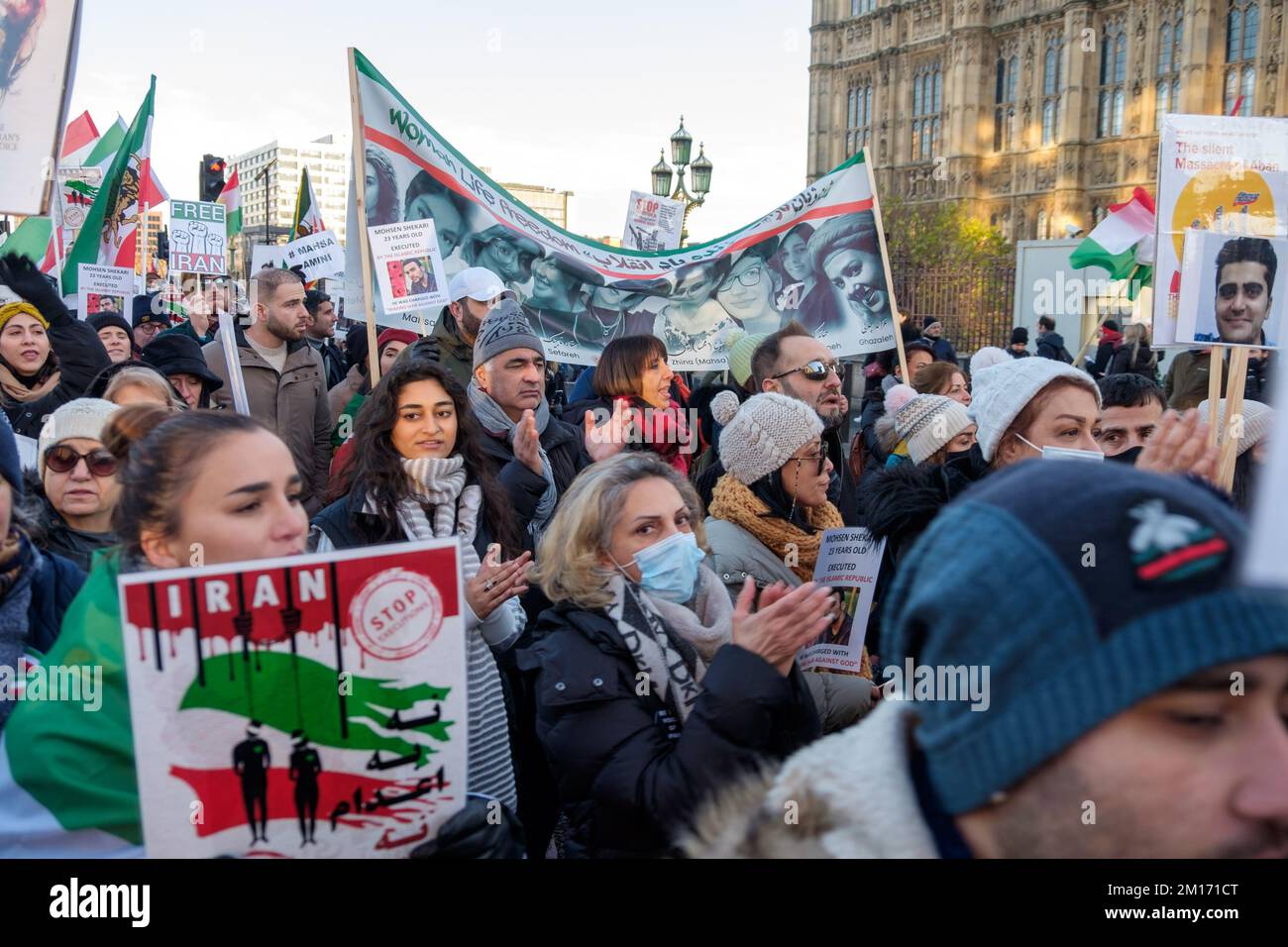 Londres, Royaume-Uni. 10 décembre 2022. Les Iraniens et les partisans défilent à Londres avec le slogan « Women Life Freedom » pour soutenir la poursuite des manifestations en Iran à la suite de la mort de la femme kurde Jina Mahsa Amini aux mains de la police de la moralité et demandant un changement de régime. Les manifestants ont condamné la répression et l'arrestation continues et la pendaison de Mohsen Shekari et ont appelé à la libération des prisonniers. Peter Marshall/Alay Live News Banque D'Images