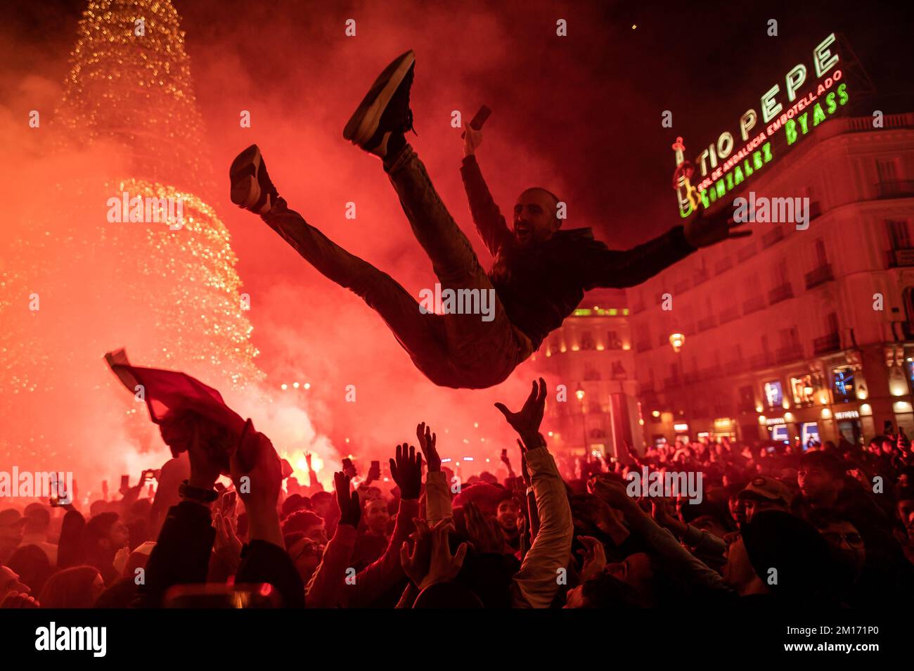 Madrid, Espagne. 10th décembre 2022. Les fans de l'équipe marocaine de football célèbrent sur la place sol la victoire contre le Portugal après la coupe du monde de la FIFA, Qatar 2022 quart de finale match entre le Maroc et le Portugal. Credit: Marcos del Mazo/Alay Live News Banque D'Images