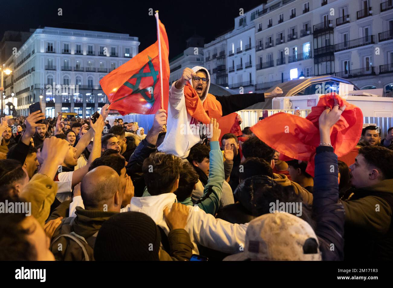 Madrid, Espagne. 10th décembre 2022. Les fans de l'équipe marocaine de football célèbrent sur la place sol la victoire contre le Portugal après le match du quart de finale de la coupe du monde de la FIFA, Qatar, 2022 entre le Maroc et le Portugal. Credit: Marcos del Mazo/Alay Live News Banque D'Images