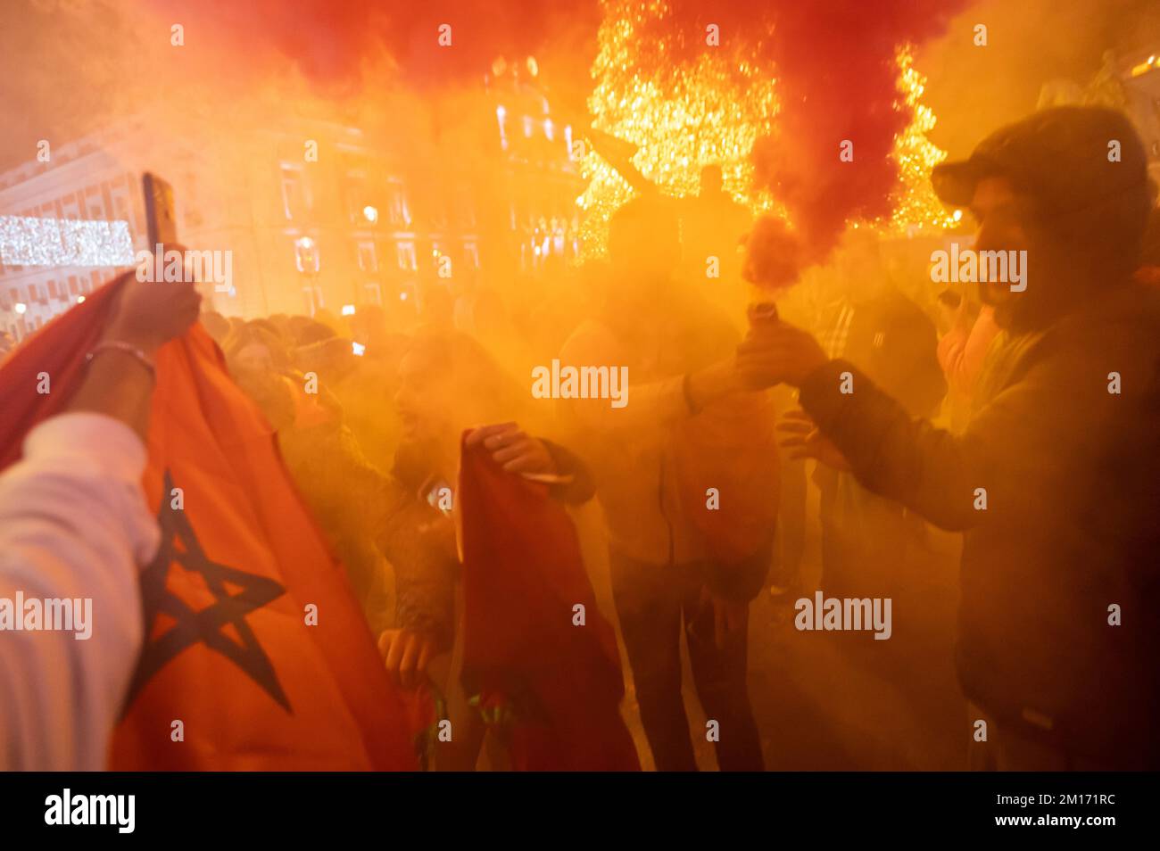 Madrid, Espagne. 10th décembre 2022. Les fans de l'équipe marocaine de football célèbrent avec des bombes à fumée la victoire contre le Portugal après la coupe du monde de la FIFA, Qatar 2022 quart de finale match entre le Maroc et le Portugal. Credit: Marcos del Mazo/Alay Live News Banque D'Images