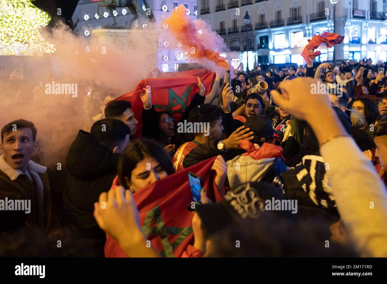 Madrid, Espagne. 10th décembre 2022. Les fans de l'équipe marocaine de football célèbrent sur la place sol la victoire contre le Portugal après le match du quart de finale de la coupe du monde de la FIFA, Qatar, 2022 entre le Maroc et le Portugal. Credit: Marcos del Mazo/Alay Live News Banque D'Images