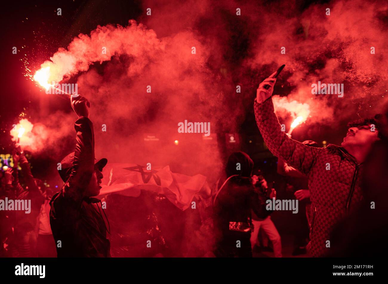 Madrid, Espagne. 10th décembre 2022. Les fans de l'équipe marocaine de football célèbrent avec évasement la victoire contre le Portugal après la coupe du monde de la FIFA, Qatar 2022 quart de finale match entre le Maroc et le Portugal. Credit: Marcos del Mazo/Alay Live News Banque D'Images