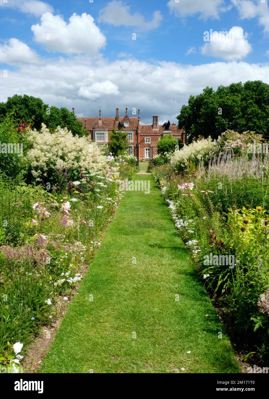 Été Portrait vue sur les frontières herbacées dans le Helmingham Hall et les jardins du Suffolk Banque D'Images