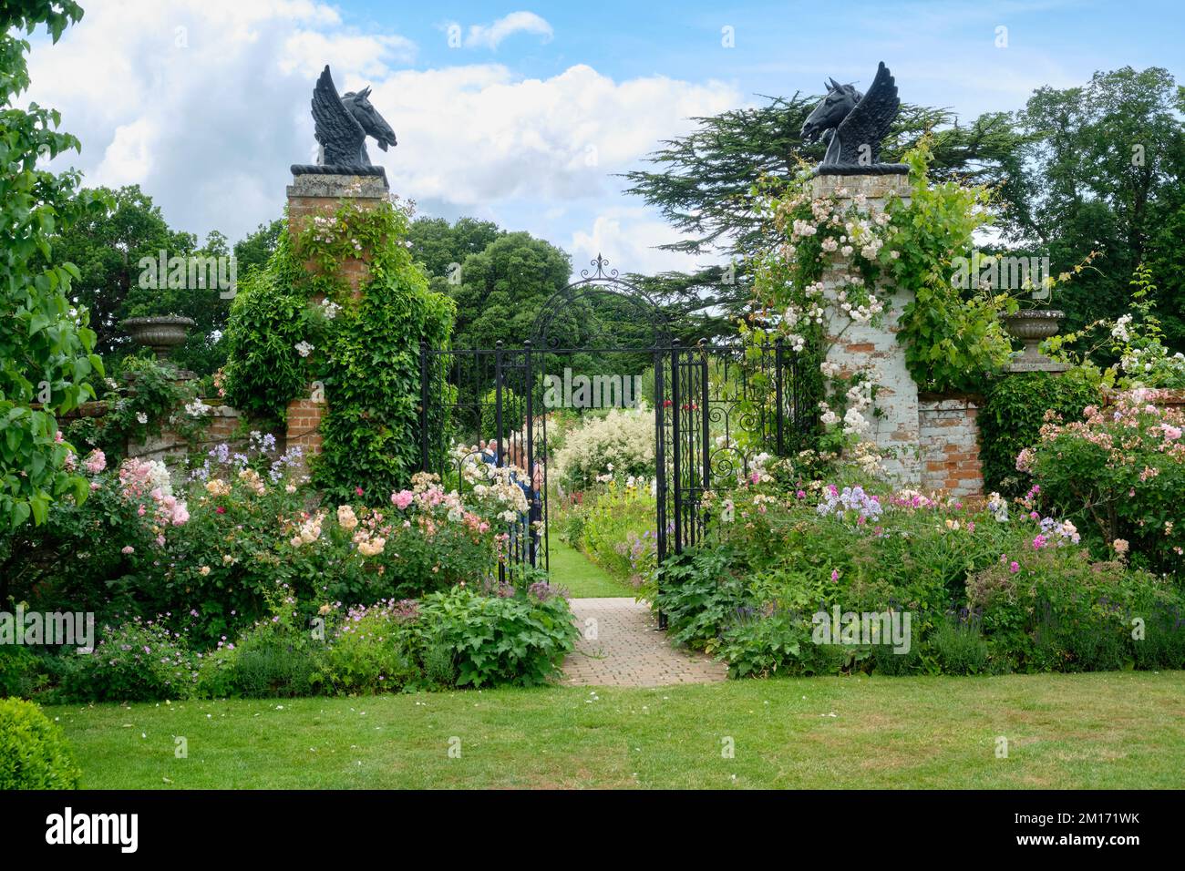 Paysage d'été vue de l'entrée aux frontières herbacées dans le Helmingham Hall et les jardins du Suffolk Banque D'Images