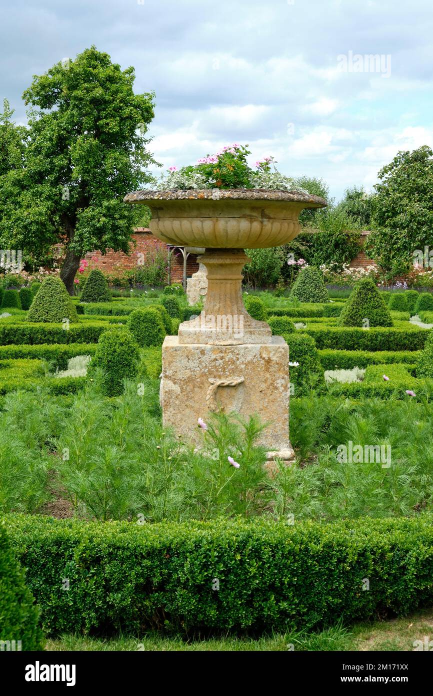 Été Portrait de l'urne de jardin à Parterre le jardin clos Helmingham Hall et les jardins Suffolk Banque D'Images