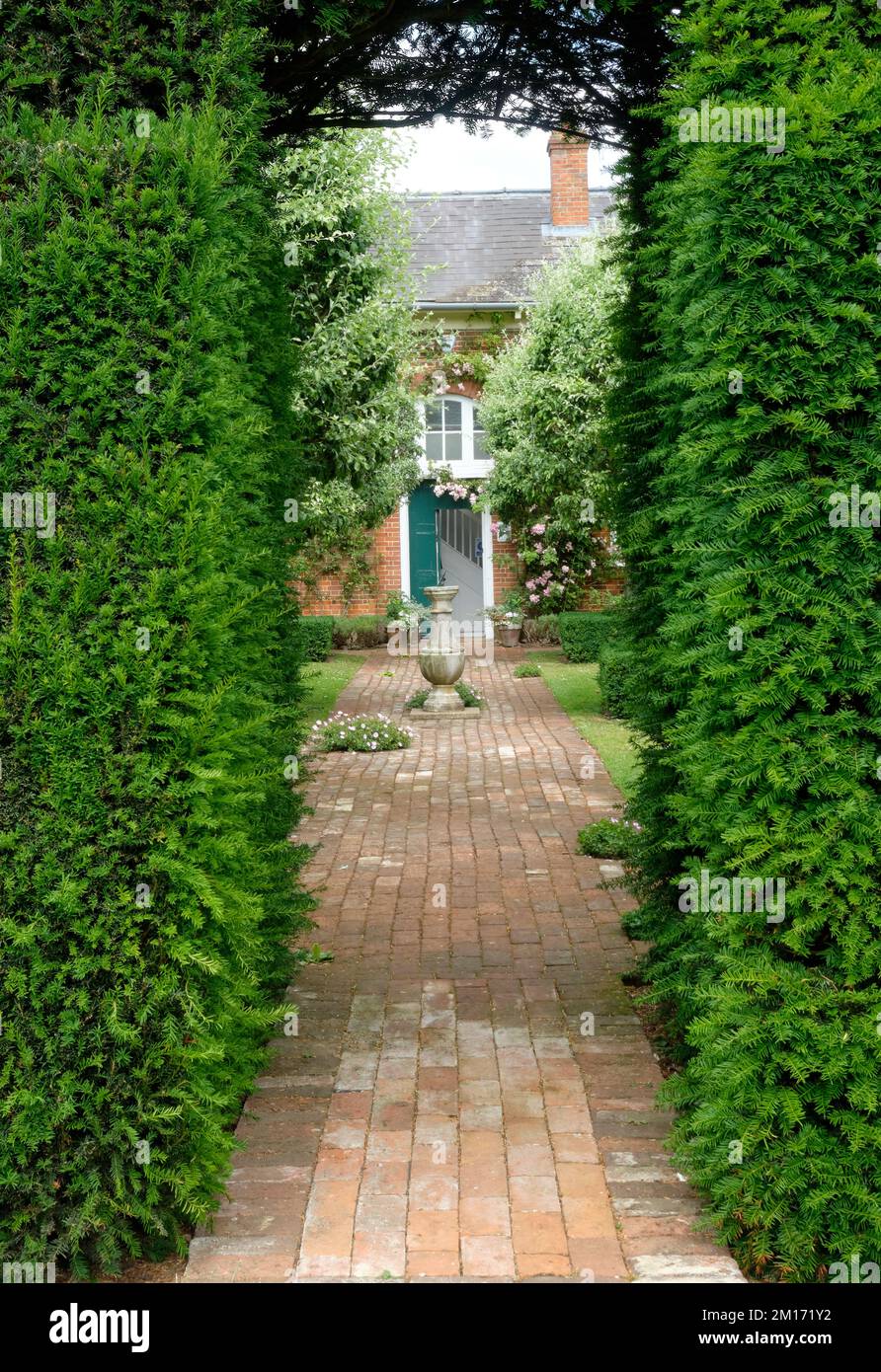 Été Portrait de Sundial encadré par l'arcade de haies Helmingham Hall et les jardins Suffolk Banque D'Images