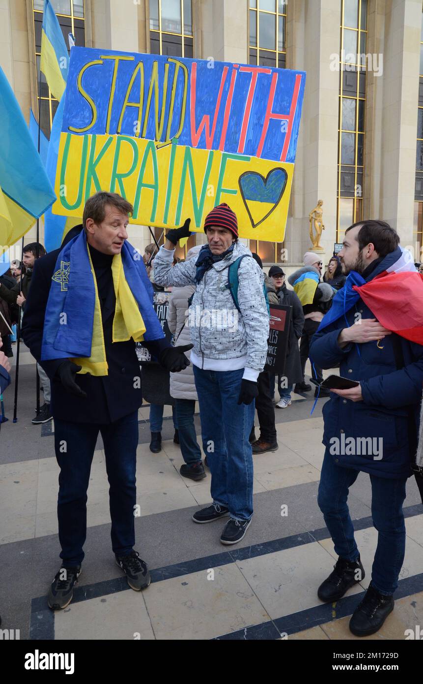 L'Union des Ukrainiens en France a réuni pour cette marche des syndicats de soutien et des partis politiques avec des personnalités : Y.Jadot, F.Béchieau Banque D'Images