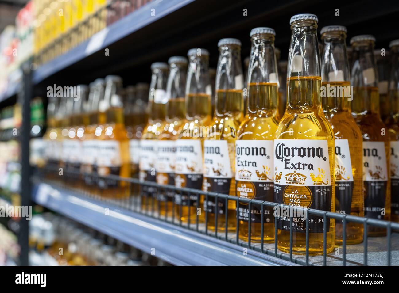 Bouteilles de bière supplémentaires Corona sur les étagères d'un supermarché. Corona Extra est un lager pâle produit par Cervecería Modelo au Mexique. Minsk, Bélarus, 2022 Banque D'Images