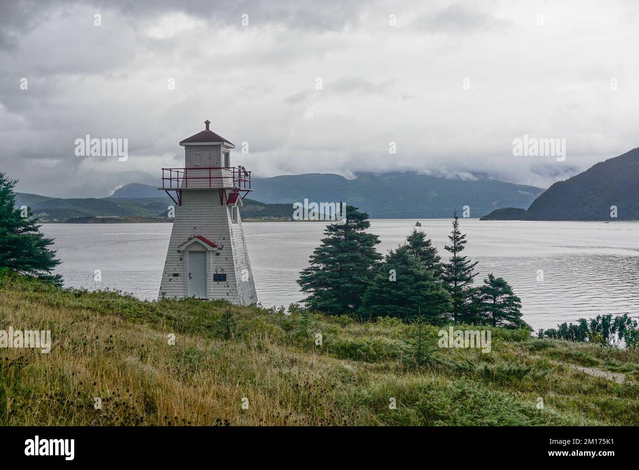 Woody point, Terre-Neuve, Canada : phare de Woody point, sur la baie bonne, dans le parc national du gros-Morne, désigné phare patrimonial par le Canad Banque D'Images