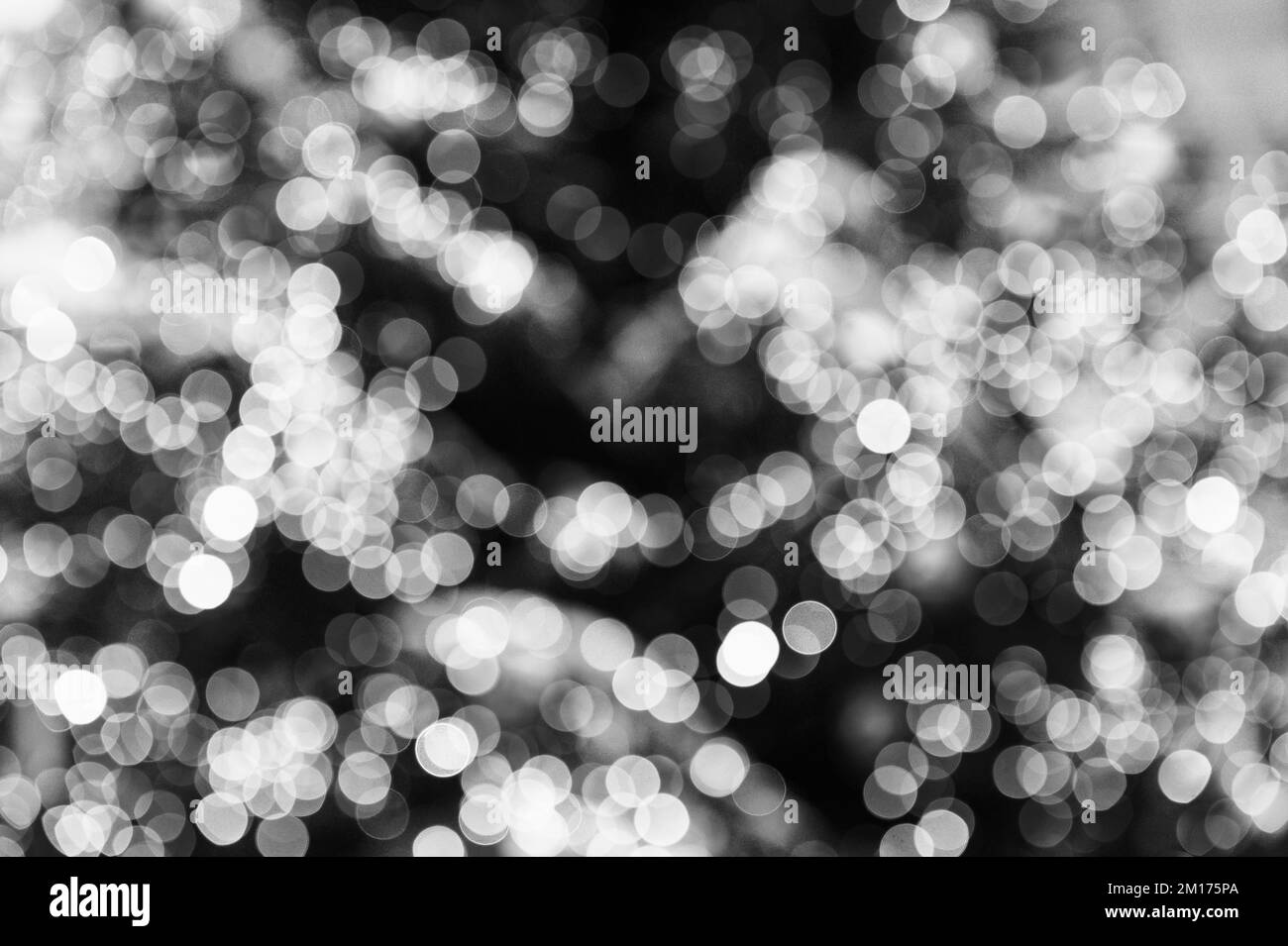 Lumières de Noël floues avec bokeh. Arrière-plan de Noël Banque D'Images