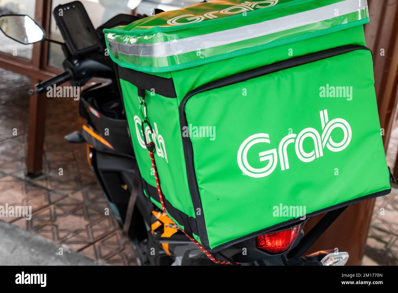 Décembre 2022: Kuala Lumpur, Malaisie - moto de capture pour la nourriture de capture. Grab est une super application qui fournit le transport, la livraison de nourriture, Banque D'Images