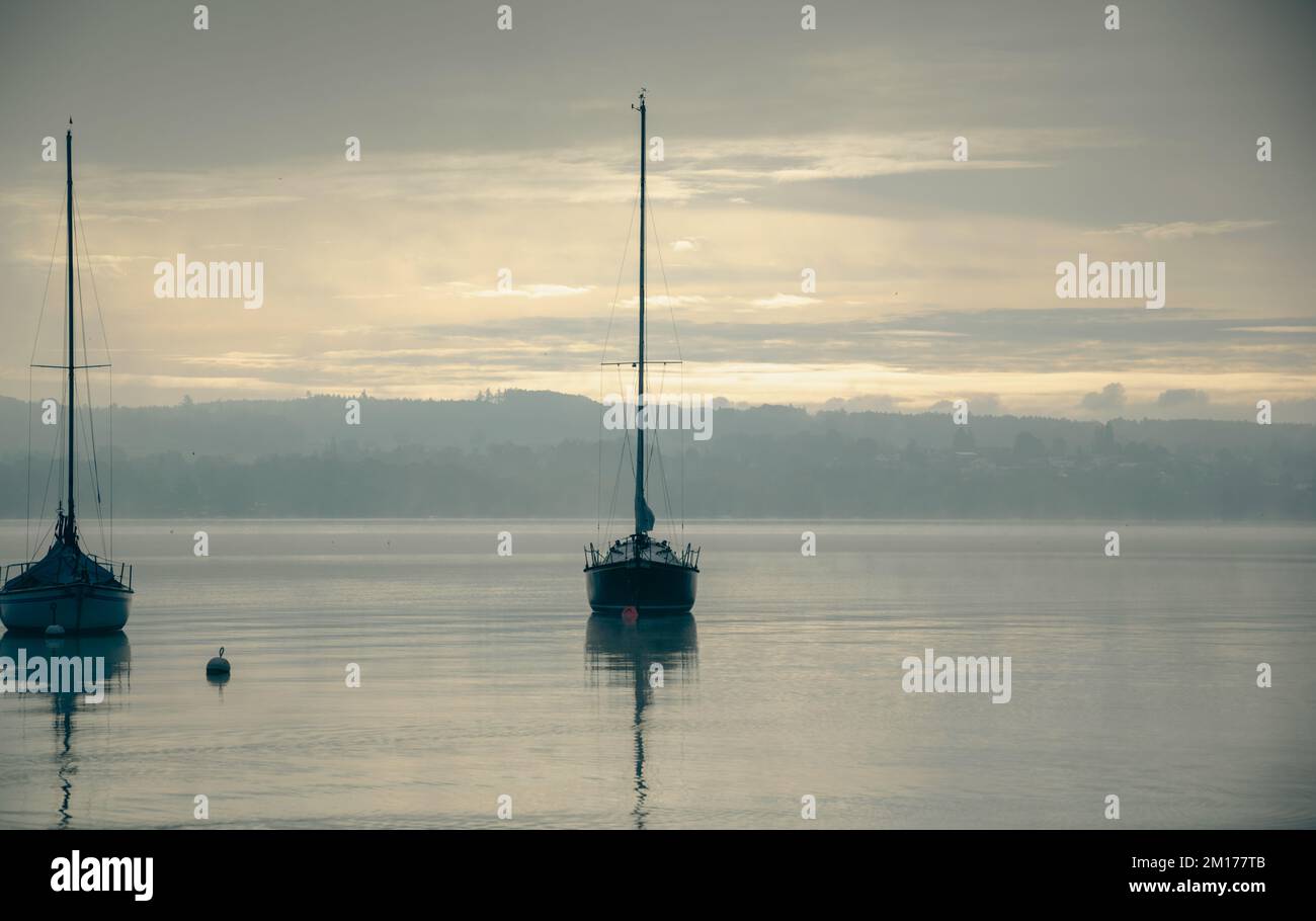 Seabot sur le lac Ammersee dans la brumgie automne matin Banque D'Images