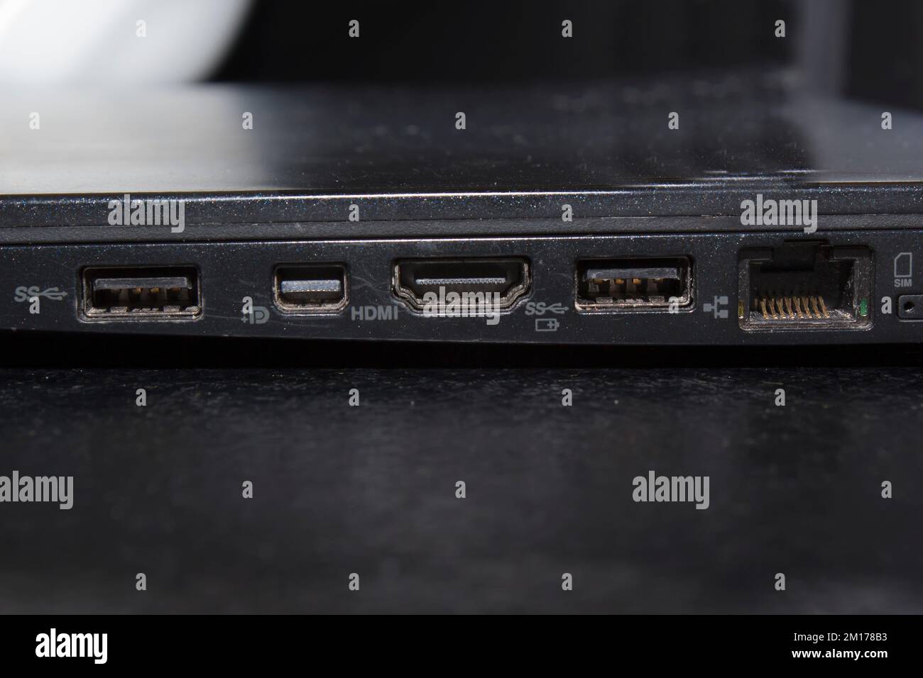 Ports pour ordinateur portable HDMI USB ethernet noir Banque D'Images