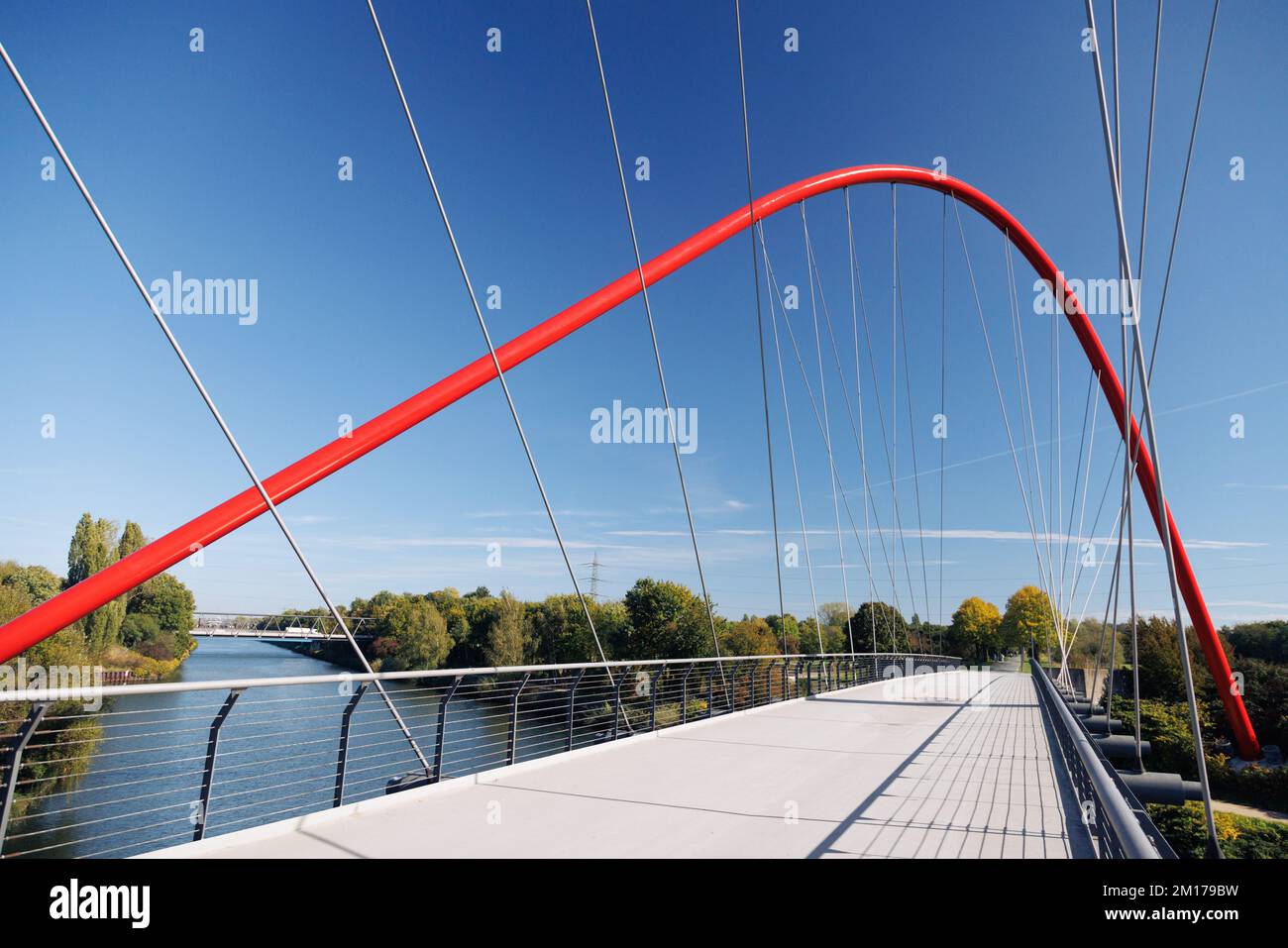 Pont sur le canal Rhin-Herne au parc Nordstern à Schurenbachhalde près d'Essen, Allemagne. Banque D'Images