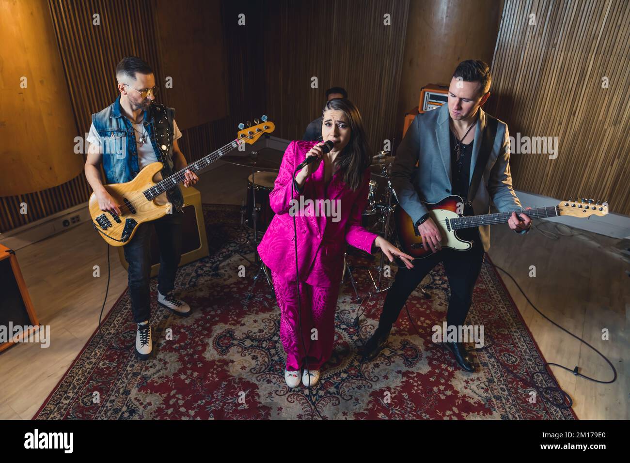 groupe de musique en studio, vieux tapis sur le sol. vue en grand angle. Photo de haute qualité Banque D'Images