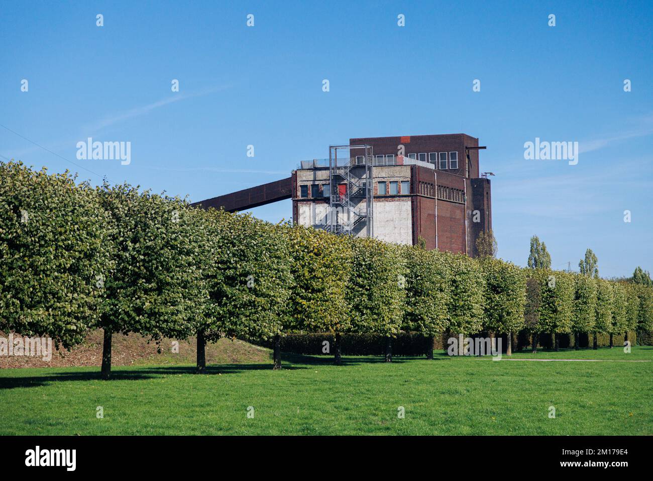 La mine de charbon Nordstern est derrière les arbres de Schurenbachhalde, en Allemagne. Banque D'Images