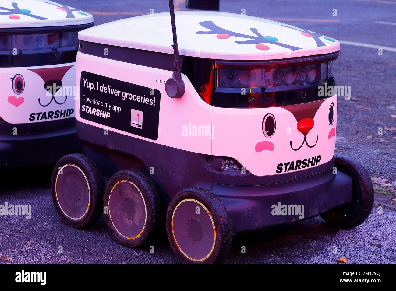 Les robots de livraison d'épicerie Starship technologies sont décorés comme des rennes lors des livraisons à Adel, Leeds pendant la période de Noël. Banque D'Images