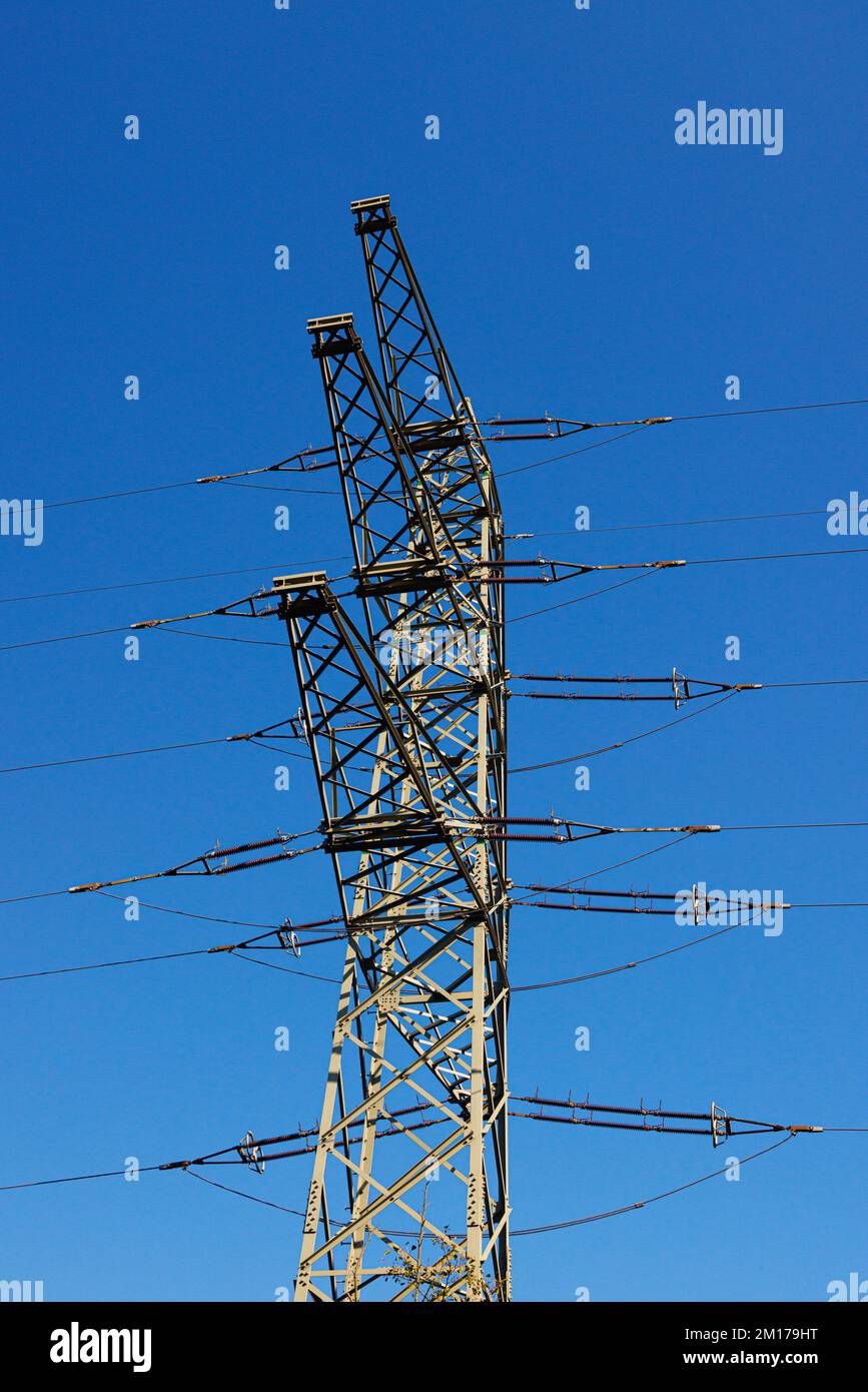 Prise en charge de la ligne électrique contre un ciel bleu. Banque D'Images