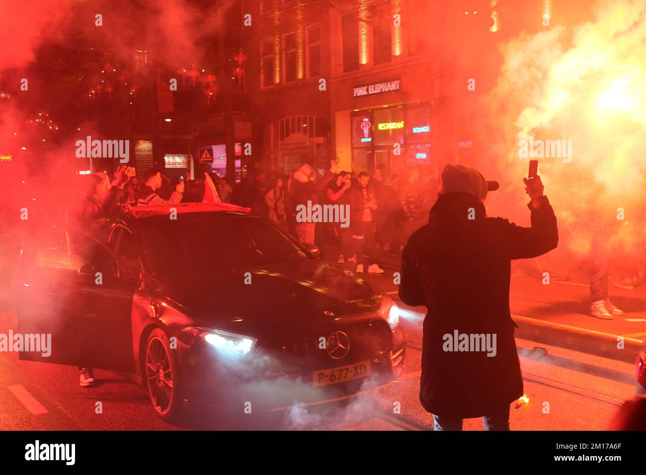 12-10-2022.Rotterdam,pays-Bas.Grande célébration dans les rues après que le Maroc a battu le Portugal 1-0 à la coupe du monde.les routes ont été bloquées avec des voitures de rocking et il y a eu beaucoup de feux d'artifice lourds.la police a dégagé la zone après quelques heures. Banque D'Images