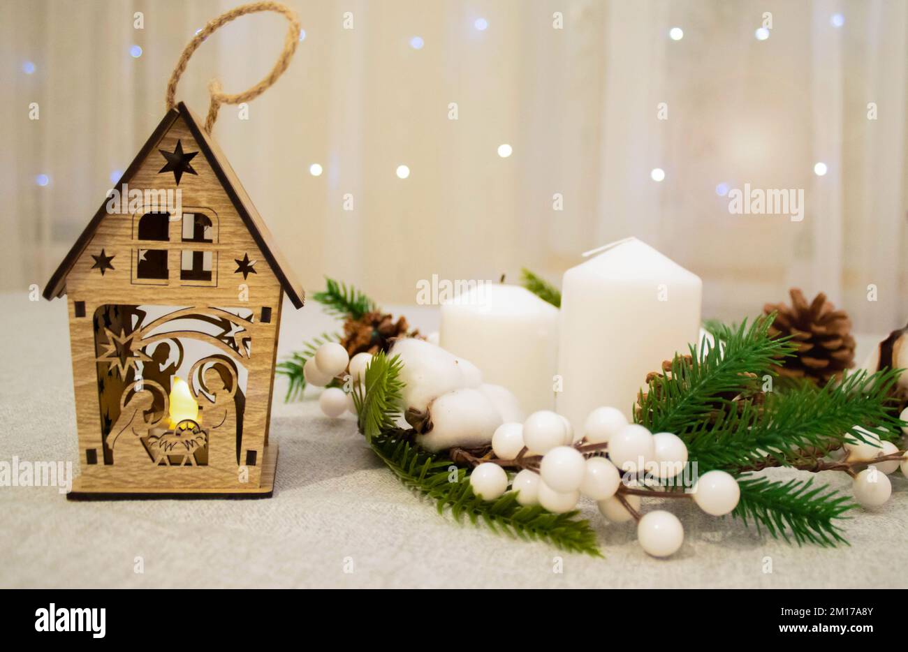 Une jolie petite scène de nativité dans une petite maison en bois Banque D'Images