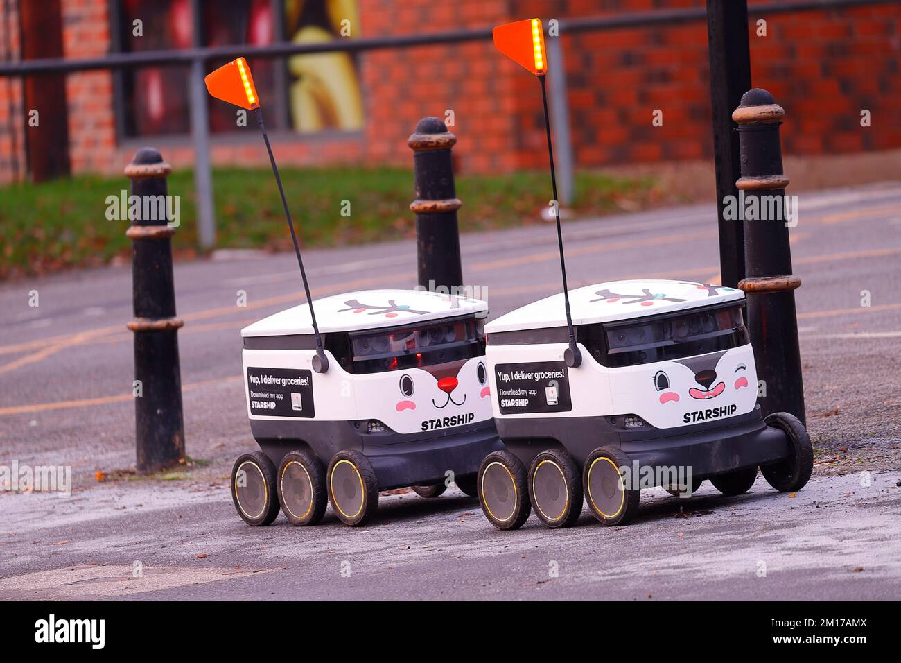 Les robots de livraison d'épicerie Starship technologies sont décorés comme des rennes lors des livraisons à Adel, Leeds pendant la période de Noël. Banque D'Images