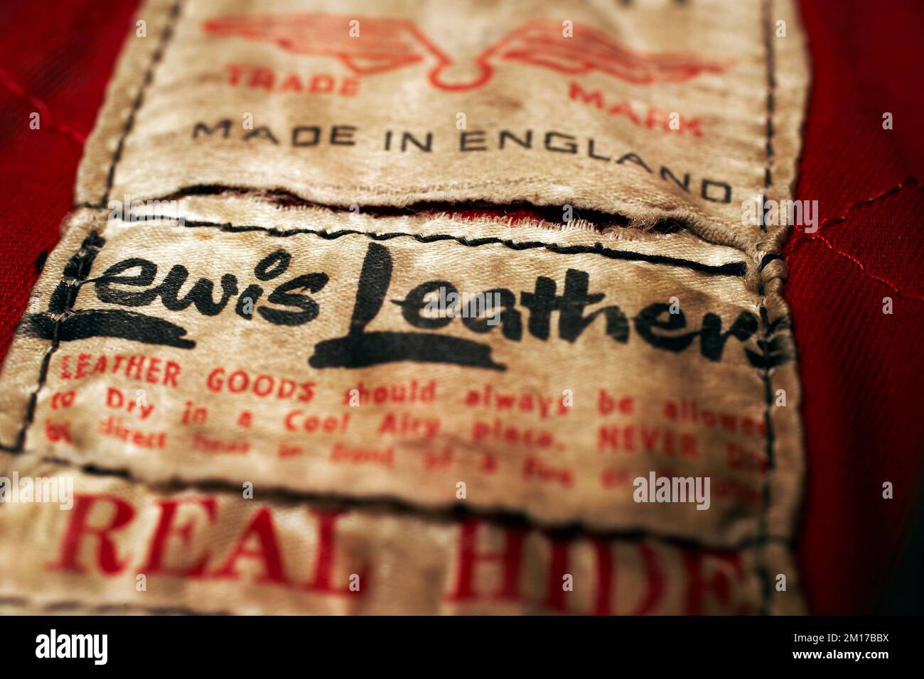 Étiquette vintage dans une veste Lewis Leathers. Banque D'Images