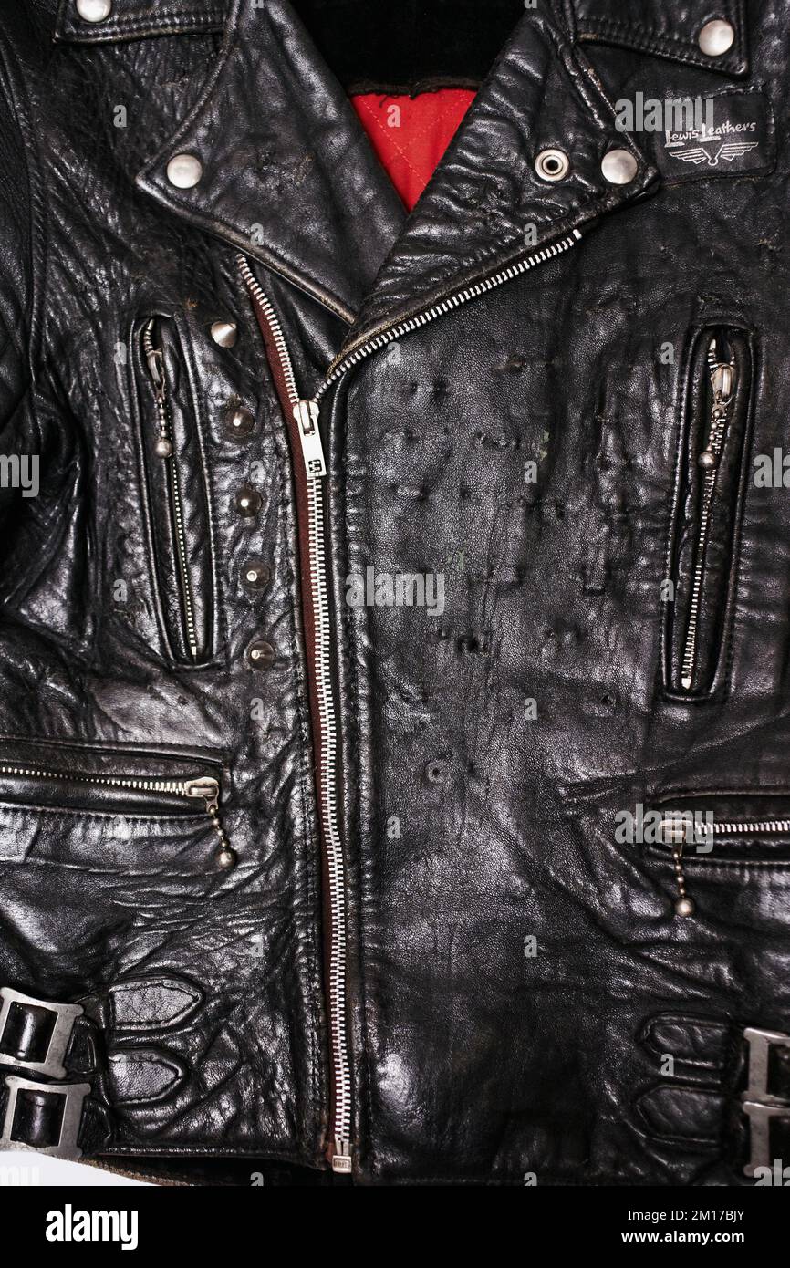 Gros plan sur la veste de moto en cuir noir vintage Banque D'Images