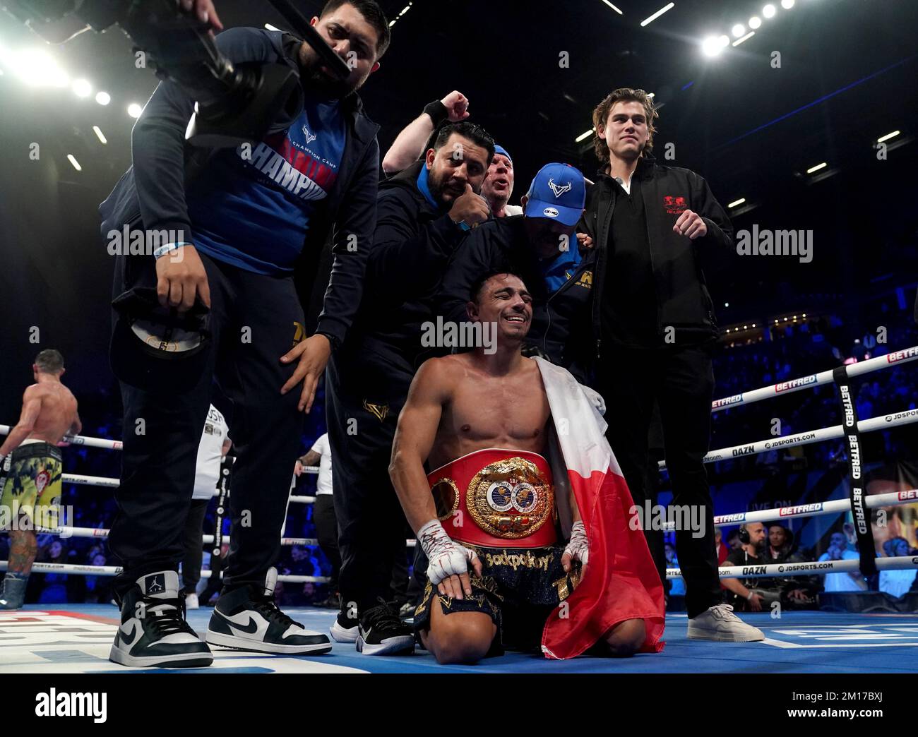 Luis Alberto Lopez célèbre la victoire sur Josh Warrington après leur rempart du titre mondial de FIBF Featherweight à la première arène directe, Leeds. Date de la photo: Samedi 10 décembre 2022. Banque D'Images