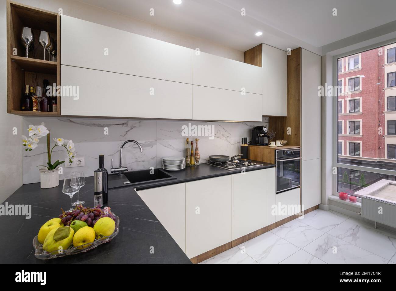 Intérieur de cuisine moderne de luxe noir et blanc Banque D'Images