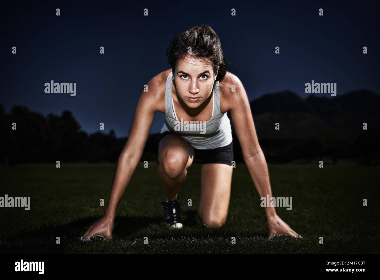 Le début d'une grande course. Une jeune femme à la ligne de départ d'une course. Banque D'Images