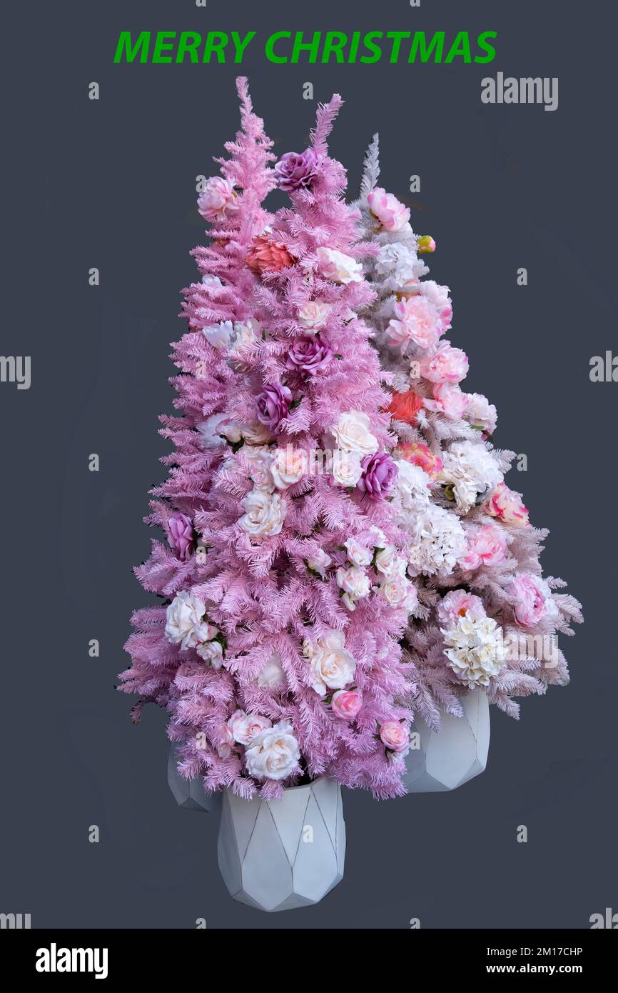 Joyeux Noël : arbres de Noël faits de mauve, fleurs et branches roses et blanches Banque D'Images