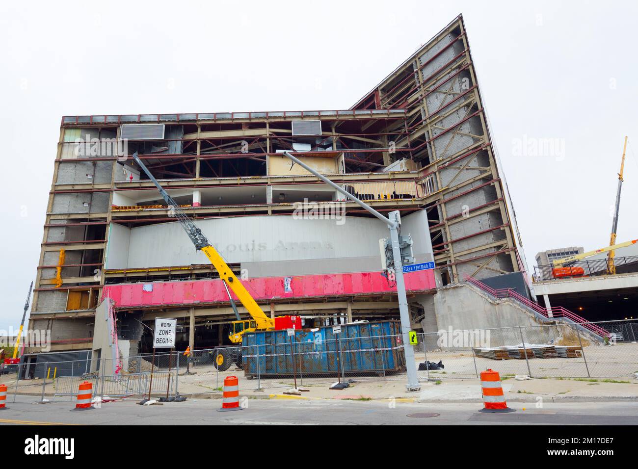 La démolition de Joe Louis Arena à Detroit, aux États-Unis, vue de Steve Yzerman Drive. Le hockey sur glace était la patinoire des ailes rouges de Detroit. Banque D'Images