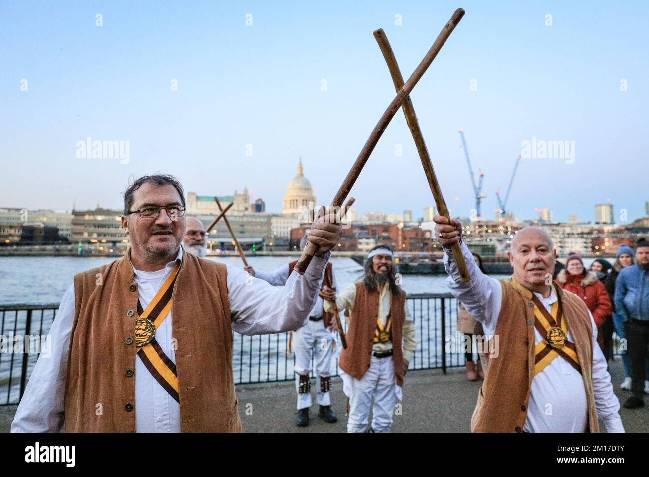 Londres, Royaume-Uni. 10th décembre 2022. Le Morris Dance 'Noël Day of Dance' est un rassemblement annuel festif d'environ 50 danseurs de plusieurs groupes différents qui se promèchent le long de la rive sud, en terminant près du Tate Modern où ils exécutent chacun la danse traditionnelle anglaise médiévale pour les membres du public. L'événement est organisé par le North Wood Morris Men de Croydon. Credit: Imagetraceur/Alamy Live News Banque D'Images