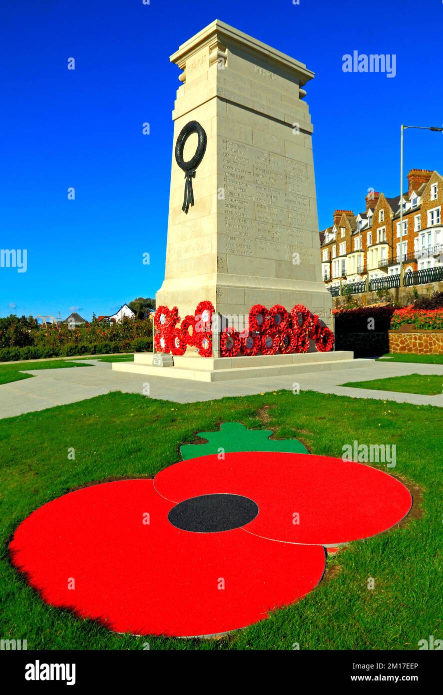 Mémorial de guerre, mémoriaux, 1st Guerre mondiale, 1914 - 1918, coquelicots rouges, Couronnes, Esplanade Gardens, Hunstanton, Norfolk, Royaume-Uni Banque D'Images