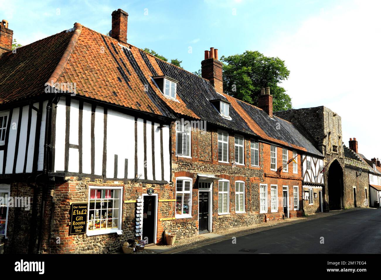 Walsingham, Norfolk, High Street, Abbey médiéval Gatehouse, Angleterre, ROYAUME-UNI Banque D'Images