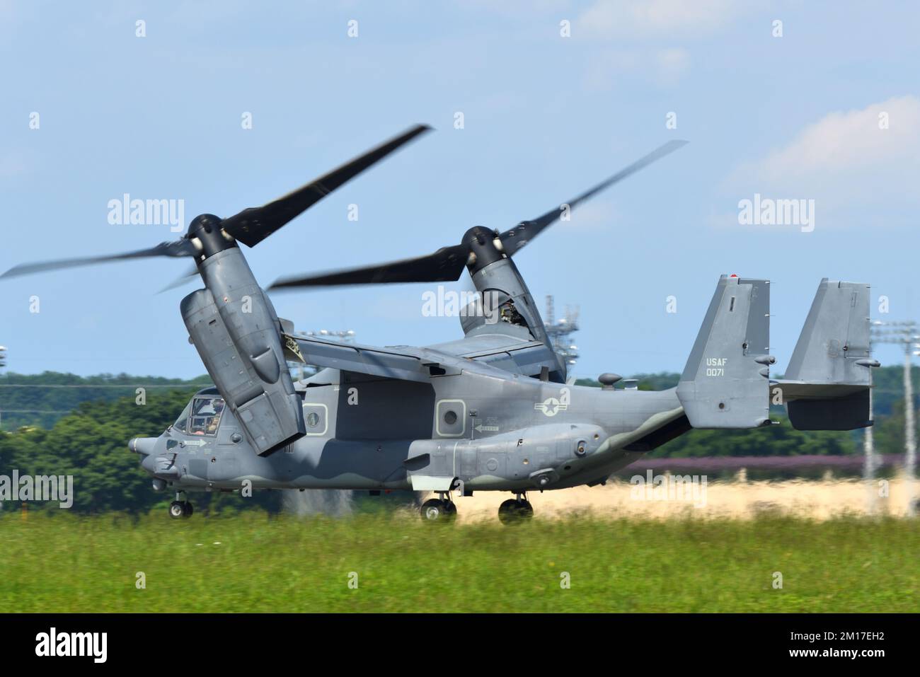 Tokyo, Japon - 22 mai 2022: Bell de la Force aérienne des États-Unis Boeing CV-22B Osprey tiltrotor avion de transport militaire. Banque D'Images