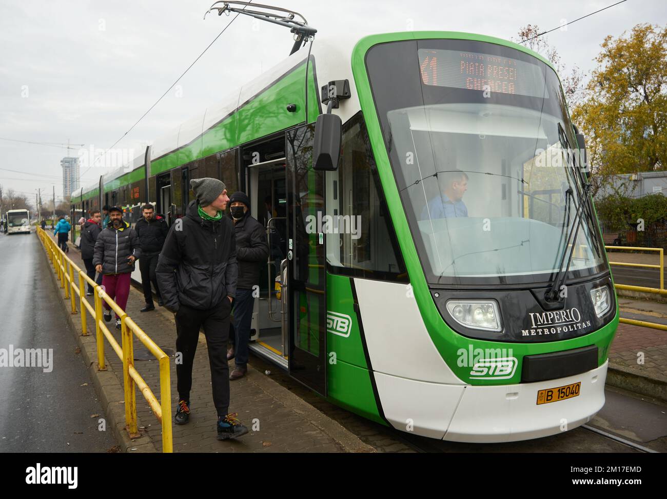 Bucarest, Roumanie - 10 décembre 2022: ASTRA Imperio Metropolitan, Roumain tramway double articulé avec plancher bas et grande capacité de transport, fonctionne Banque D'Images