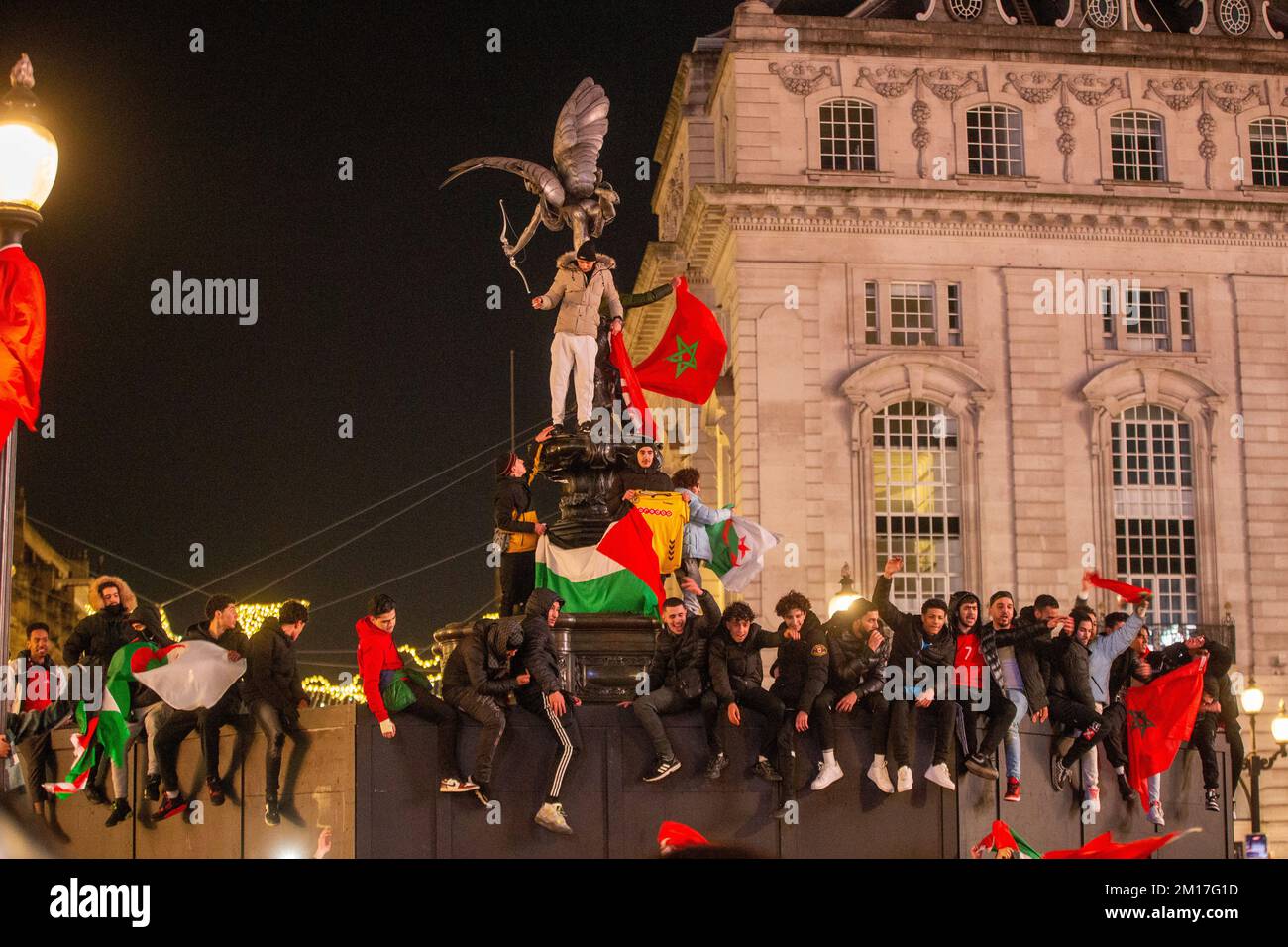 Londres, Angleterre, Royaume-Uni. 10th décembre 2022. Les fans marocains fêtent leur demi-finale à la coupe Wold dans le centre de Londres. (Image de crédit : © Tayfun Salci/ZUMA Press Wire) Banque D'Images